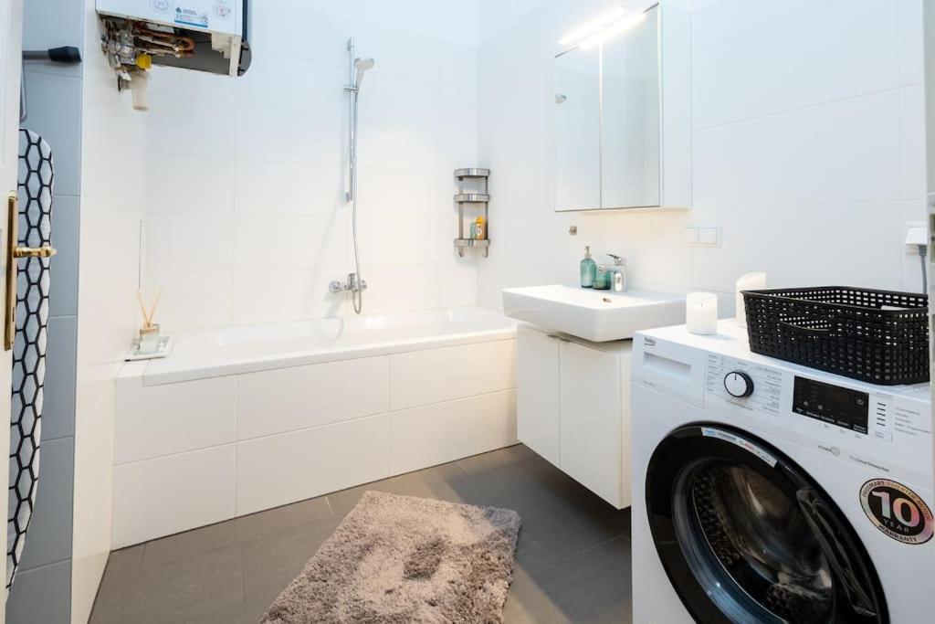 Orestaliving - Spacious 2Br On The Danube Canal Wenen Buitenkant foto
